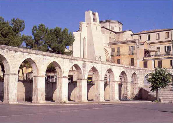 Piazza Garibaldi e L'Acquedotto medievale