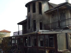 Abitazione completamente incendiata