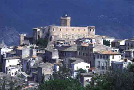 Capestrano con Castello Piccolomini