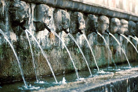 Fontana delle 99 Cannelle